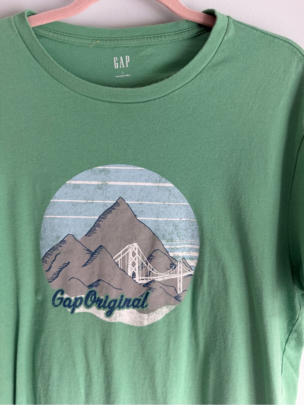 GAP Green Graphic Tee with Mountain Sz Large
